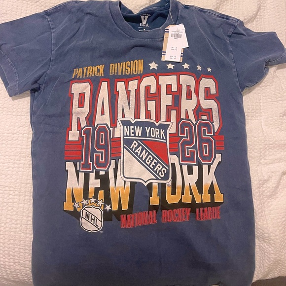 Abercrombie & Fitch Tops - Abercrombie graphic tee